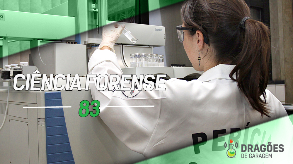 Perita criminal olhando frascos em um laboratório