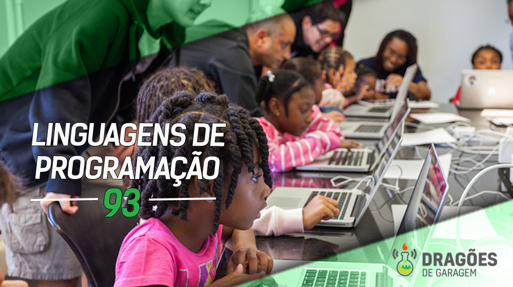 Professores ensinando meninas pré-adolescentes a programar